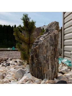 Fontanna z kamienia gnejsowego