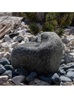 Mała fontanna granitowa