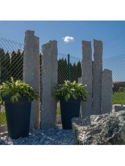 Duże palisady granitowe