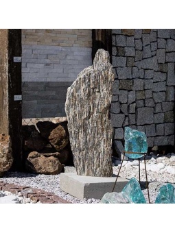 Głaz gnejsowy z betonową podstawką