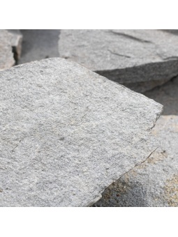 Szary kamień z błyszczącą się strukturą